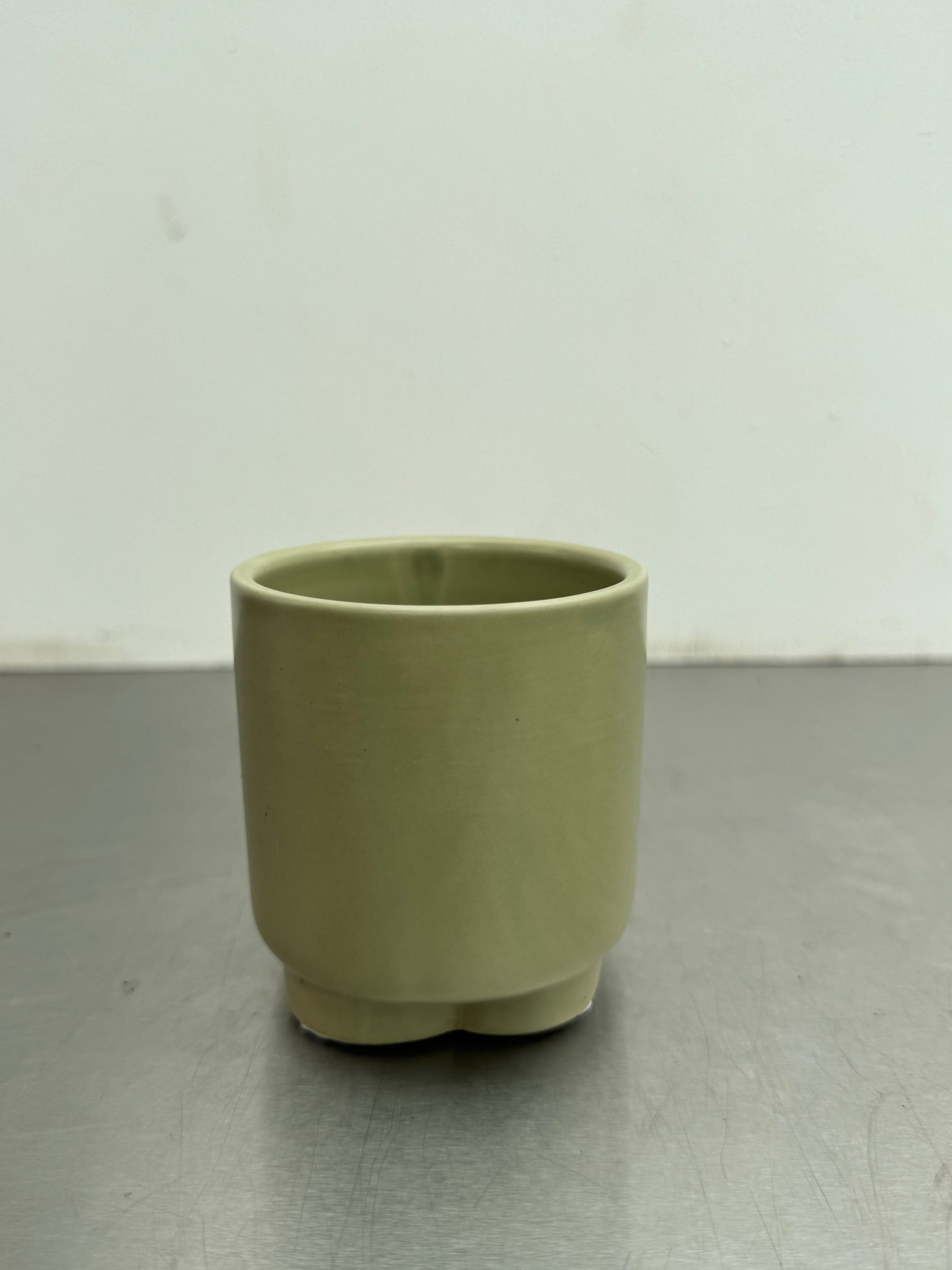 Single 6 cm ceramic pot in soft green with matte finish, suitable for cuttings or direct planting of small succulents.